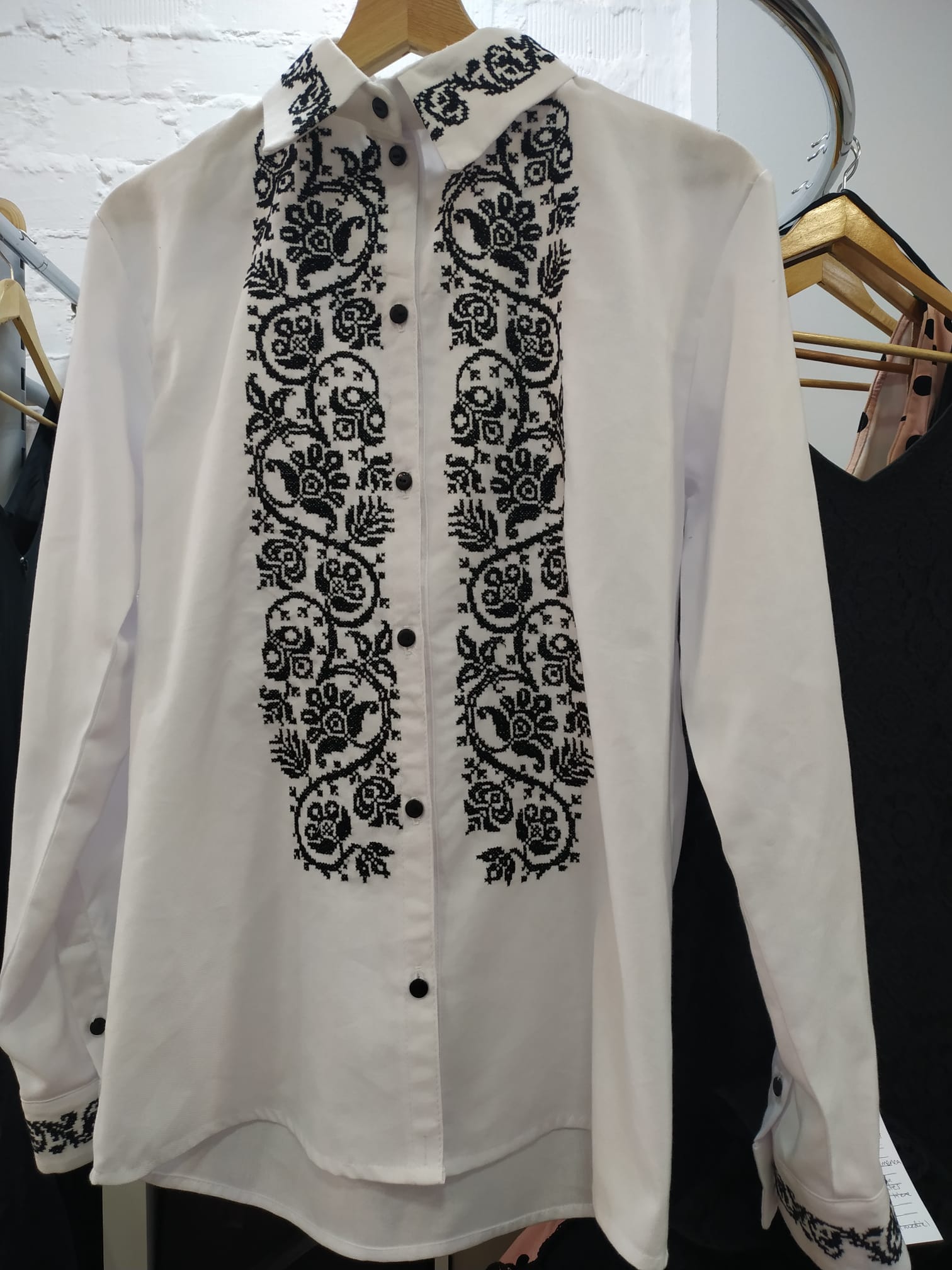 camisa blanca con detalles bordados en negro en cuello, puños y a ambos lados de los botones camisa blanca con bordado negro