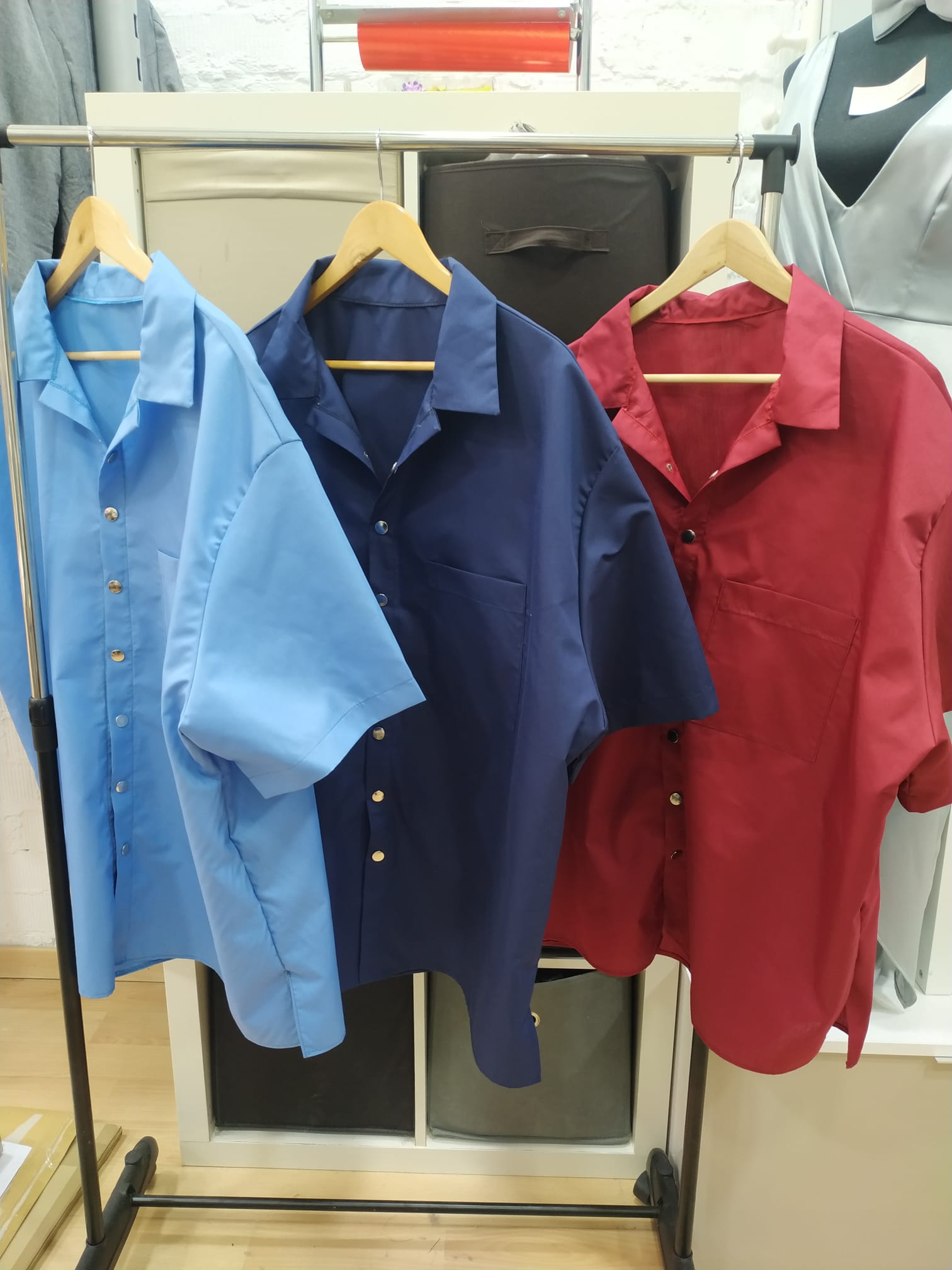 camisas con mangas cortas en diferentes colores camisas manga corta
