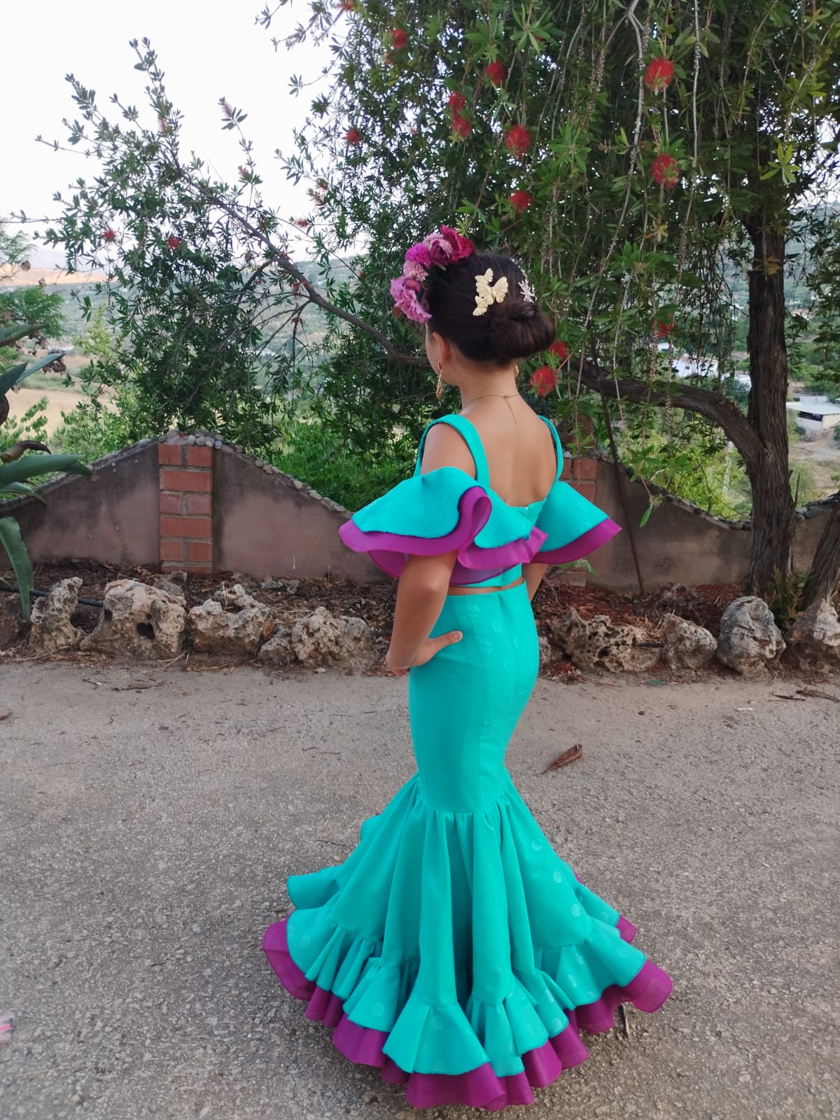 vestido de gitana infantil confeccionado a medida, turquesa y morado, con hombros al aire, volante en brazo y tirantes. vestido gitana turquesa y morado