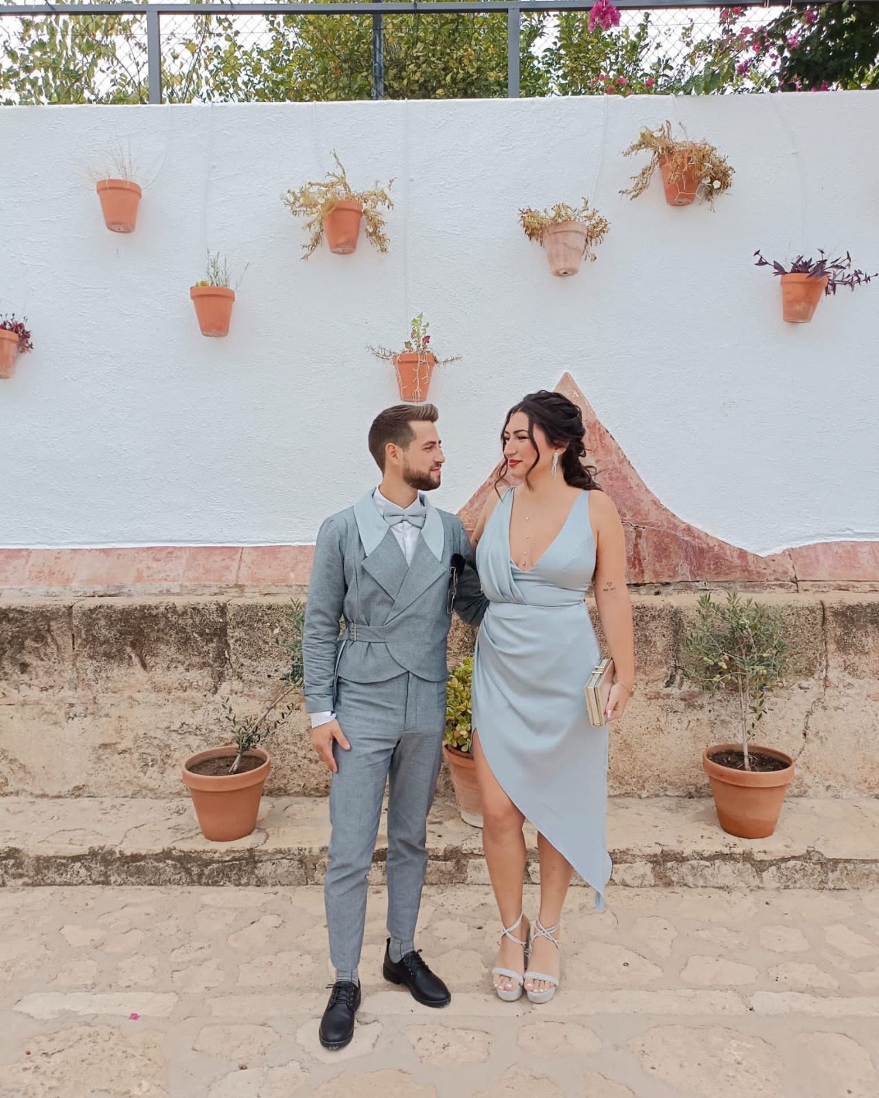 vestido mujer en plateado confeccionado a medida, con parte inferior desigual y tirantes, junto con traje de hombre a juego, de chaqueta corta y pantalon entallado traje mujer y hombre boda