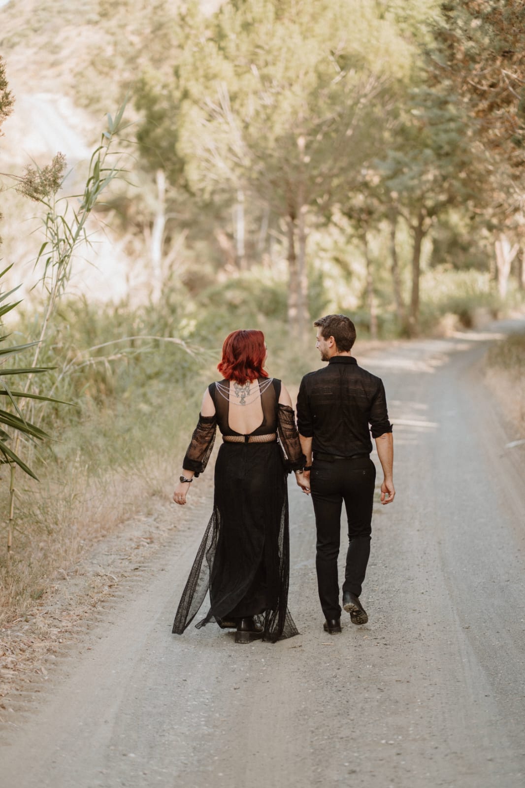 vestido mujer negro confeccionado a medida con mangas en transparencias, espalda al aire, junto con camisa de hombre a juego en tranpsarencia traje mujer y hombre boda en negro